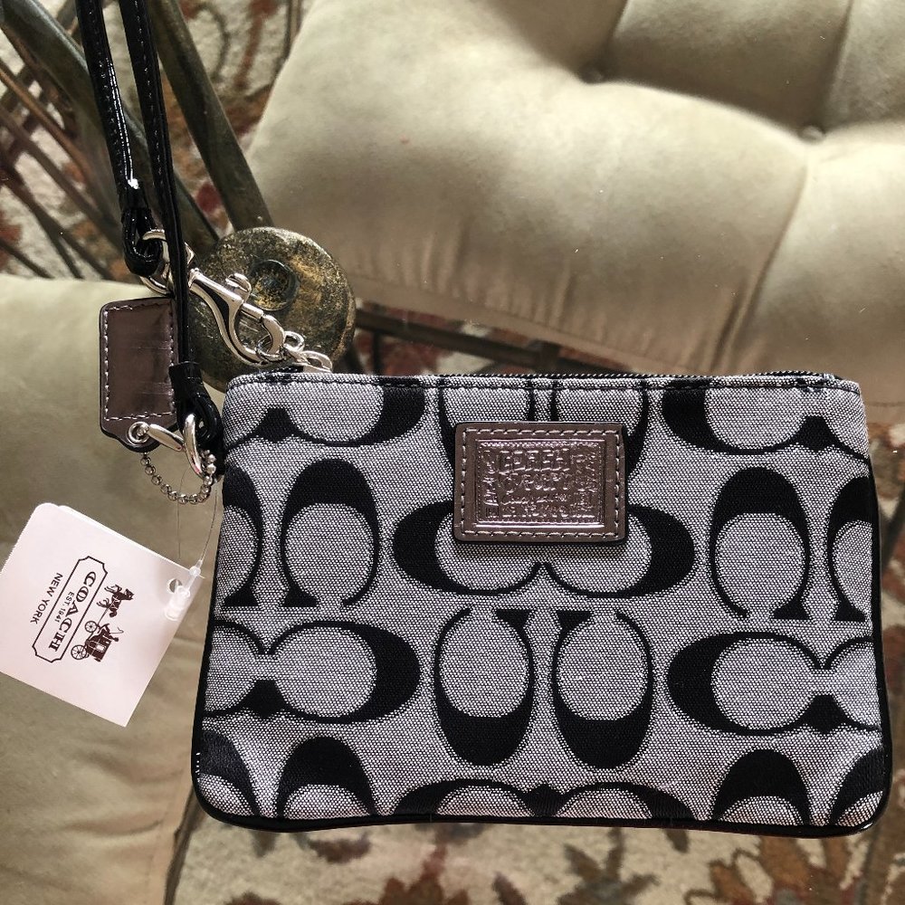 New NWT Coach Poppy - Moonlight Wristlet